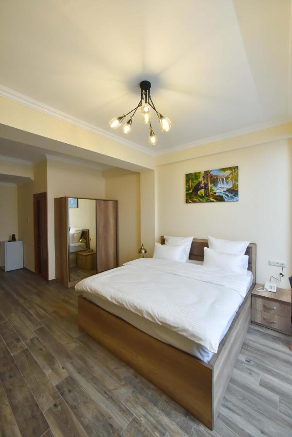 Altunyan Hotel 耶烈万 外观 照片