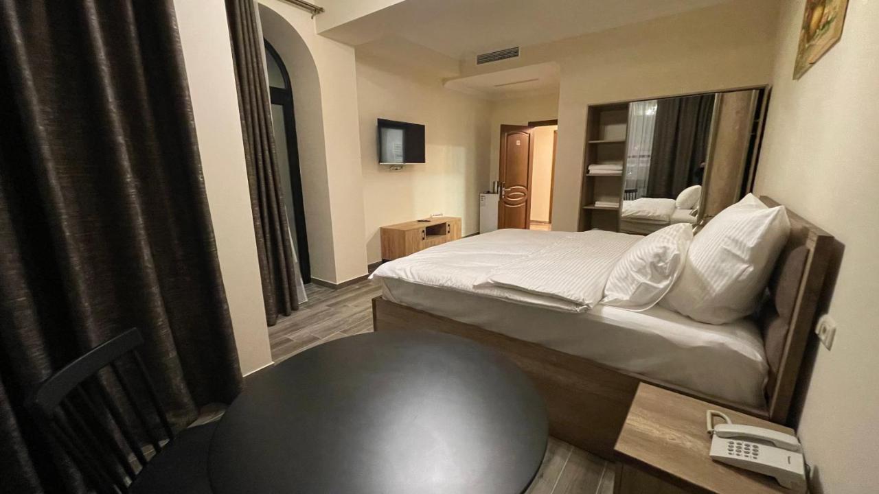 Altunyan Hotel 耶烈万 外观 照片